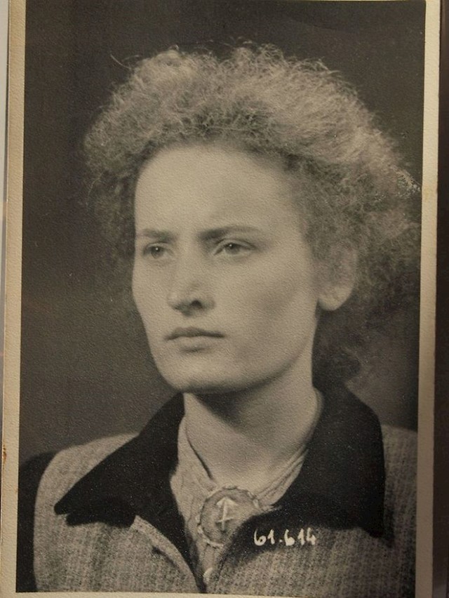"Moja baka. Na ovoj slici ima dvadesetak godina"