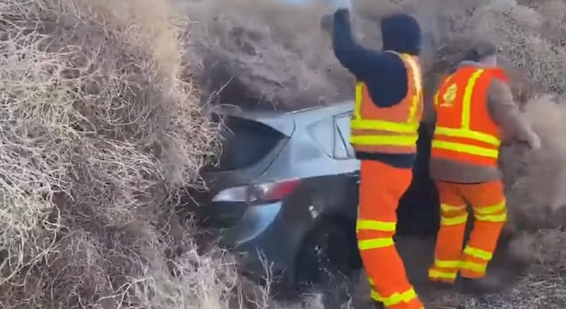 Znate onu kotrljajuću travu iz američkih filmova? Pogledajte kako je ogromna količina zatrpala auto