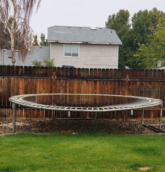 Zahvaljujući kiši ovaj trampolin stopio se s ogradom