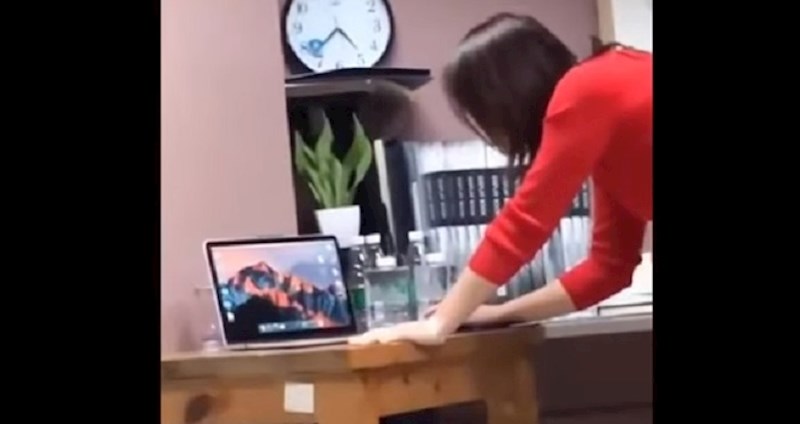 Profesorica je bila u totalnom šoku kada je shvatila kakvu su joj psinu učenici priredili, ovo je bolno za gledati