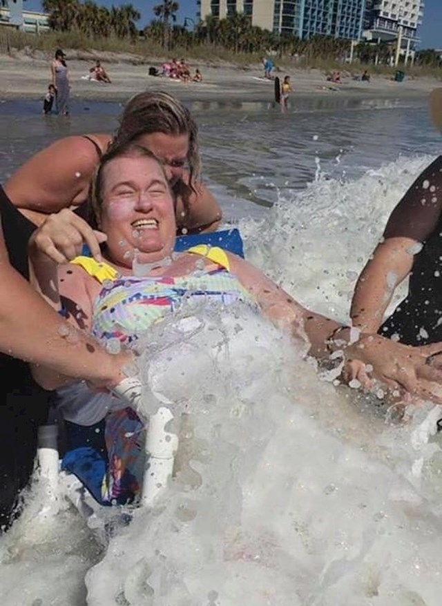"Moja tetka je u kolicima i zbog toga nikada nije bila na plaži. Napokon, nakon 37 godina, ona uživa na plaži"