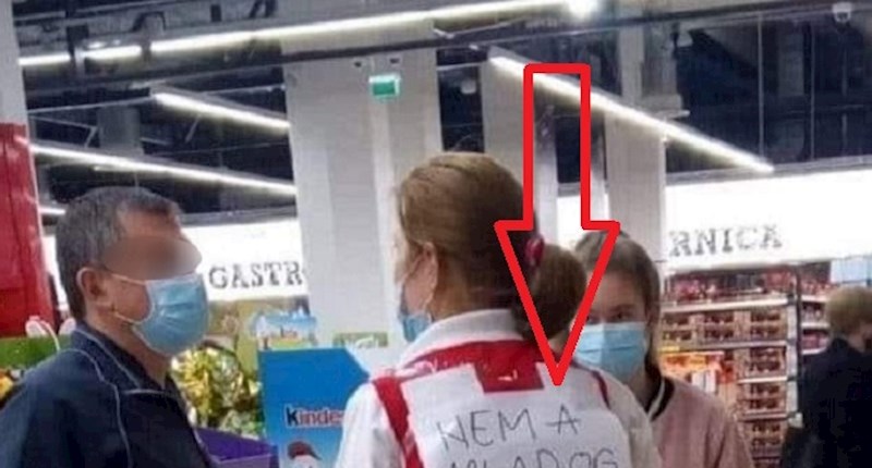Radnica u dućanu nije se više mogla boriti s pitanjima kupaca za Uskrs. Poruka na leđima je urnebes