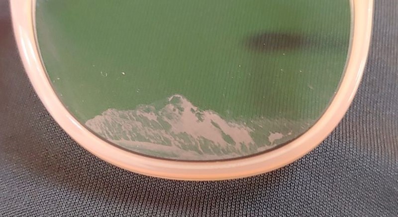 Mrlja na naočalama izgleda kao planina