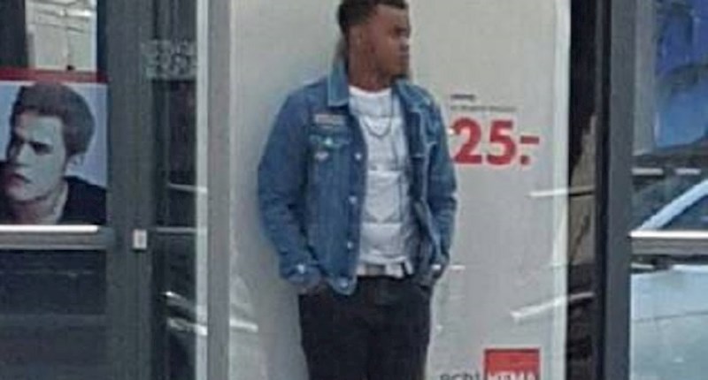 Lik je čekao autobus, nije mu bilo jasno zašto mu se svi smiju