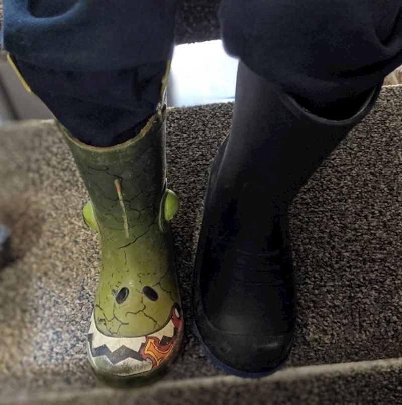 Mama koja je sinu obula različite čizmice