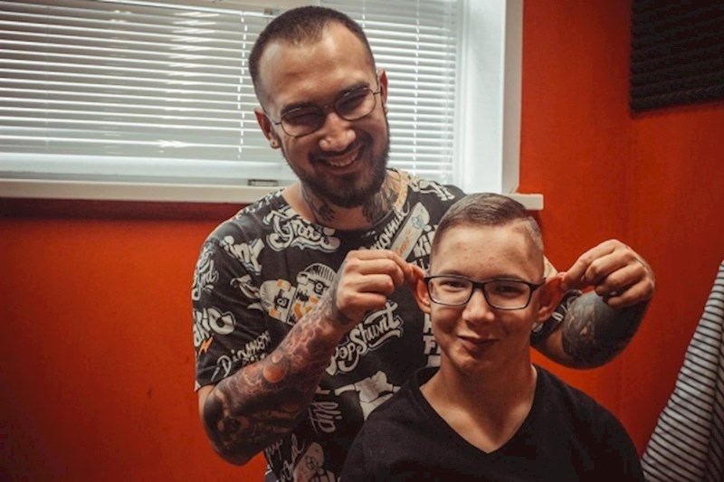 Frizer nudi besplatno šišanje djeci sa autizmom