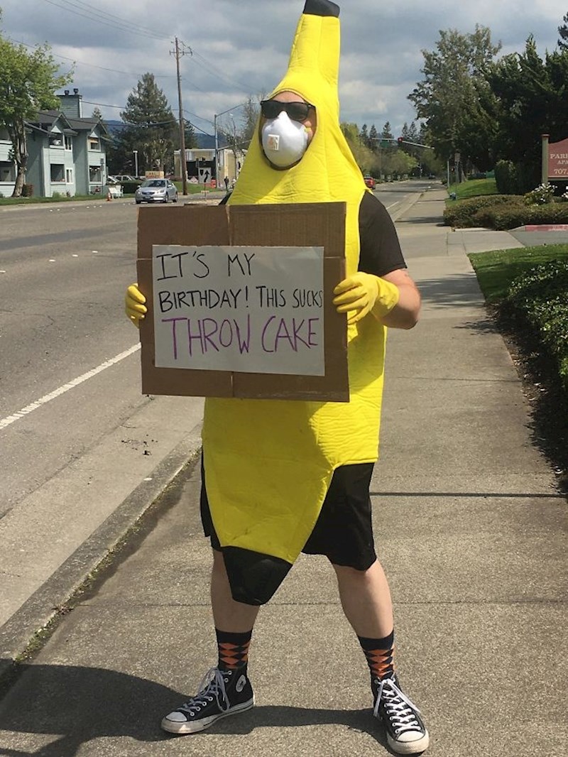 Danas mi je rođendan! Ovo je užasno, bacite mi tortu!