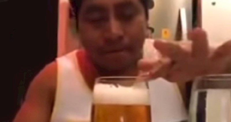 Lik se snimio kako svira čašama, kraj je neočekivano urnebesan