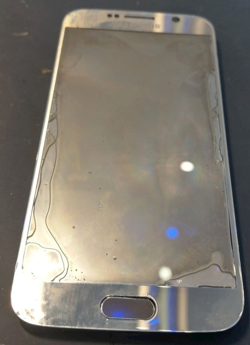 Čovjek je donio mobitel na popravak, otkrili su da je zaštitnu foliju zalijepio tekućim ljepilom