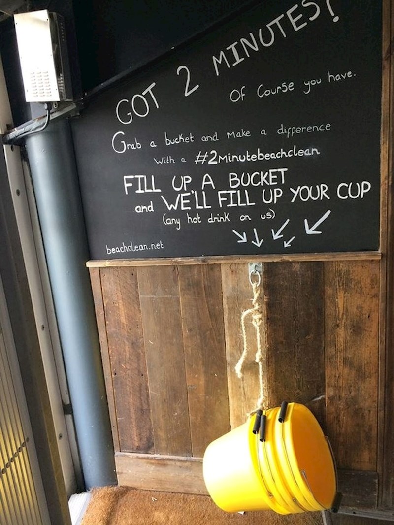 Ovdje možete dobiti besplatan topli napitak ako odvojite 2 minute svoga vremena na čišćenje plaže