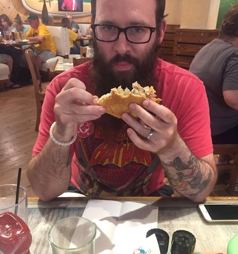 Konobar mu je uzeo tanjur, a još nije pojeo hranu...