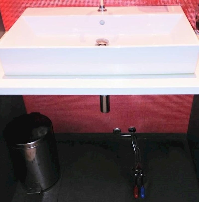 Slavina kojom se upravlja stopalima