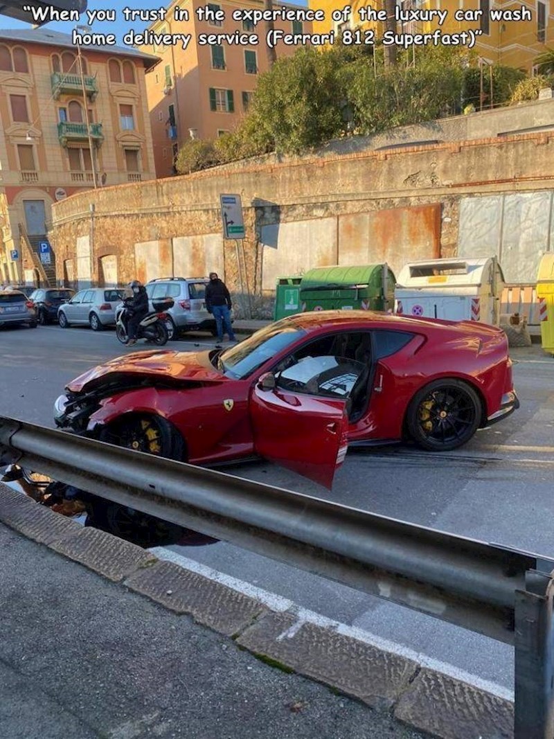 Ovu sliku ne treba ni objašnjavati. Razlupani Ferrari. "Kad vjeruješ u iskustvo praonice za luksuzne automobile"