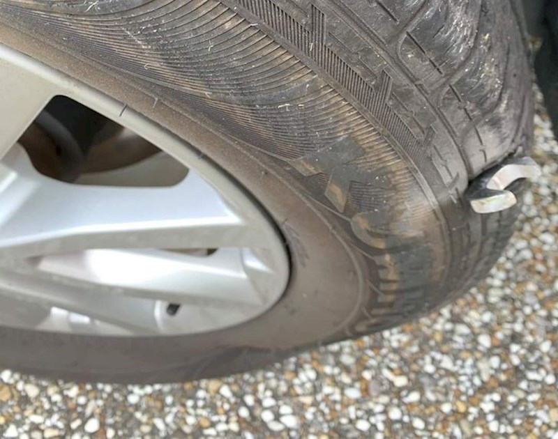 Cijeli francuski ključ je uspio uči u automobilsku gumu