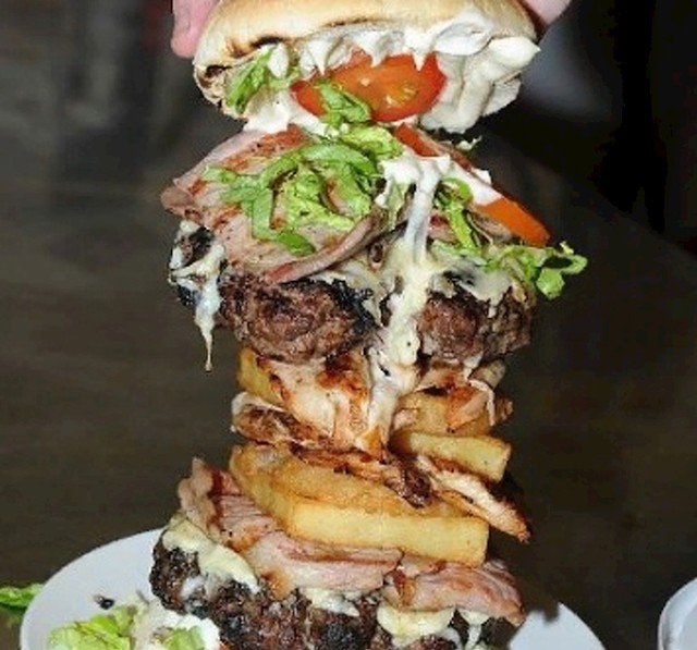 "Naručila sam nešto što se zvalo Titanic burger i dobila ovo..."