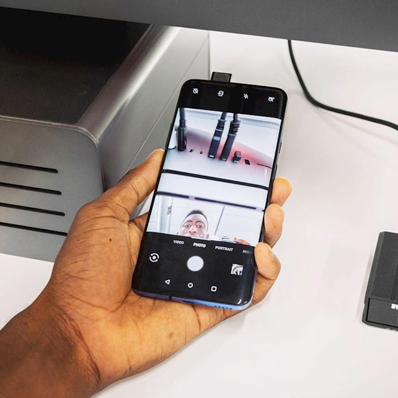 Prednju kameru možete koristiti kada morate nešto uključiti u stražnji dio monitora