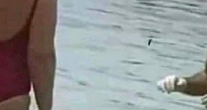 Snimili su lika u moru koji se osigurao od virusa, pogledajte kako se kupa