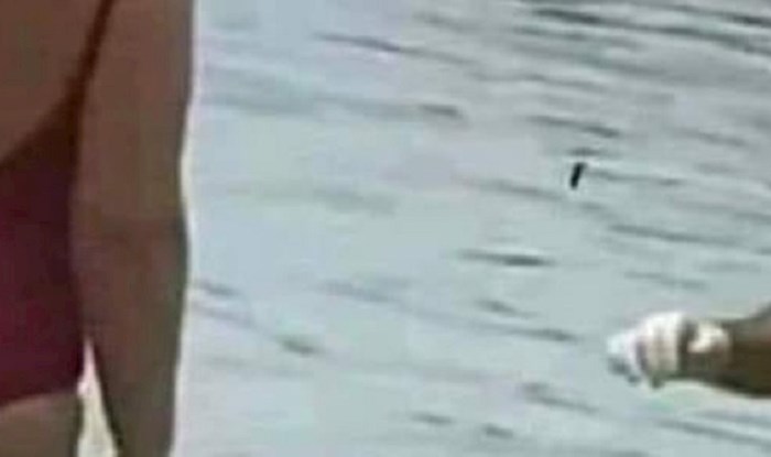 Snimili su lika u moru koji se osigurao od virusa, pogledajte kako se kupa