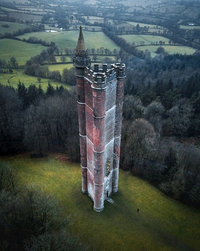 Kula kralja Alfreda u Velikoj Britaniji i čovjek koji stoji u blizini