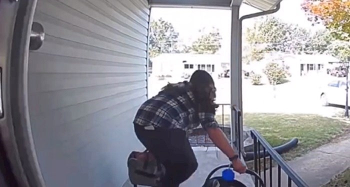 VIDEO Nespretna mama izlazila je iz kuće sa svojom bebom i skoro razbila nos