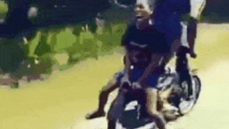 Dva lika su se glupirala na motociklu, jedan od njih nije dobro prošao