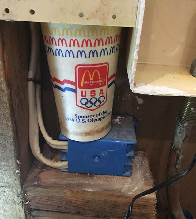 "Pronašao sam ovu McDonald’s čašu za vrijeme renovacije stare kuhinje"