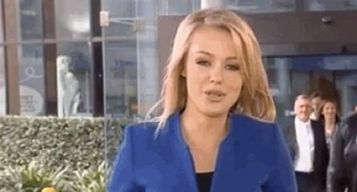 Reporterka se javljala uživo u studio, nije ni slutila tko će joj to upasti u kadar