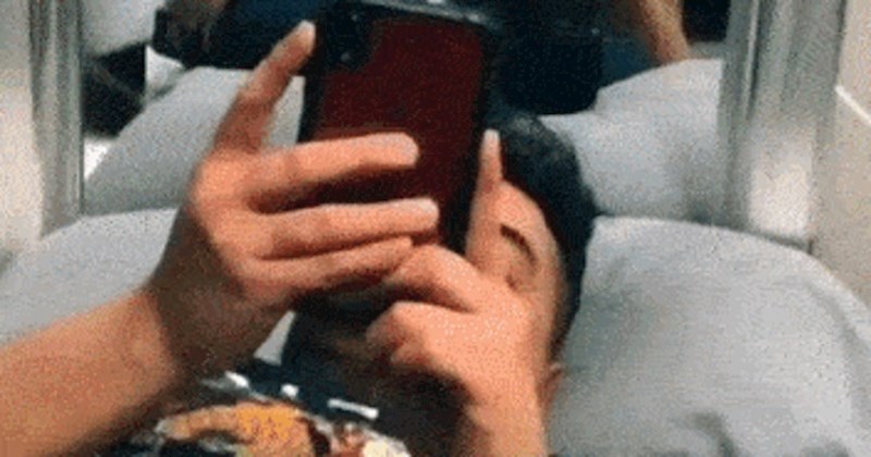 Ova djevojka bolesno je ljubomorna, pogledajte što je učinila kako bi vidjela što joj dečko radi