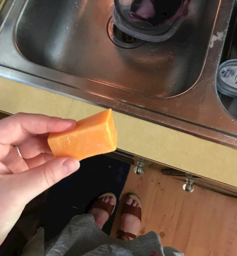 "Pokušala sam prati ruke s komadom sira..."