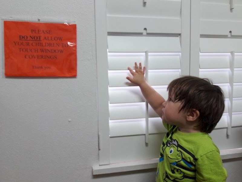 Molim ne dopuštajte djeci da diraju prozor!