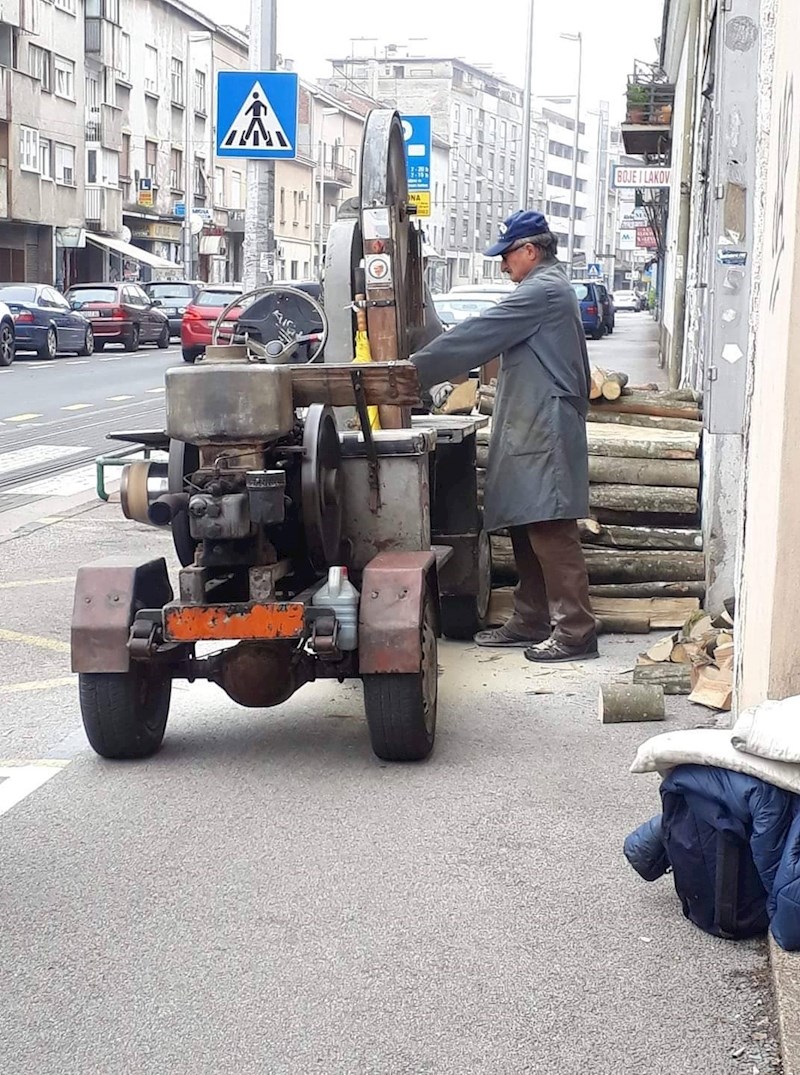 Rezao je drva na ulici :)