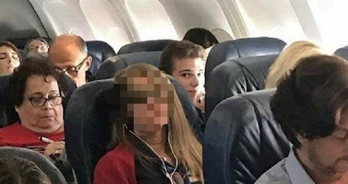 Ova žena privukla je pažnju ostalih putnika u avionu, pogledajte zbog čega su se svi smijali