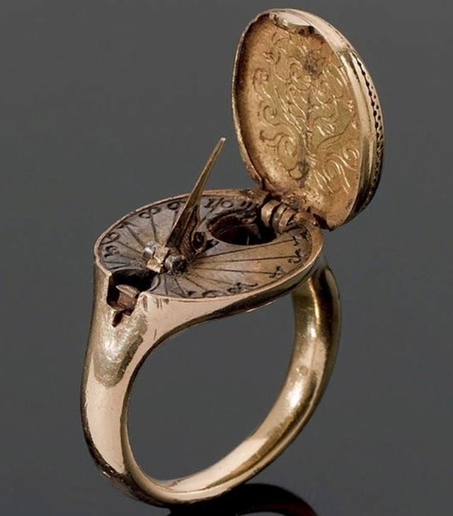 Ovaj je prsten izumljen oko 1570. godine. Sadrži posebnu ploču sa sunčanim satom.