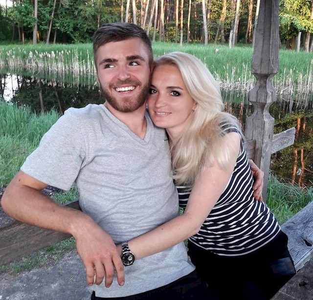 "Na ovoj fotki smo moj sin i ja. Ja imam 40 godina, a on 21"