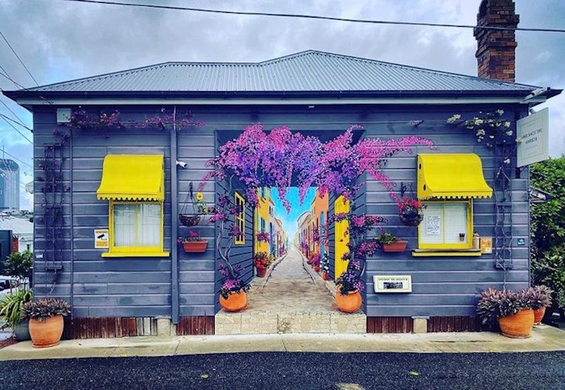 Teško je reći je li ovo mural ili pravi prolaz s cvijećem