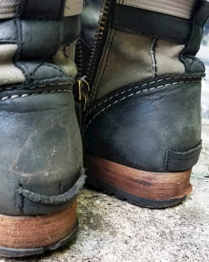 Koju cipelu ova osoba prvu izuva?