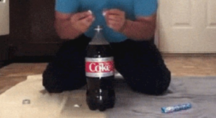 Ovaj ne baš pametan lik odlučio je isprobati trik s Coca Colom i Mentos bombonom