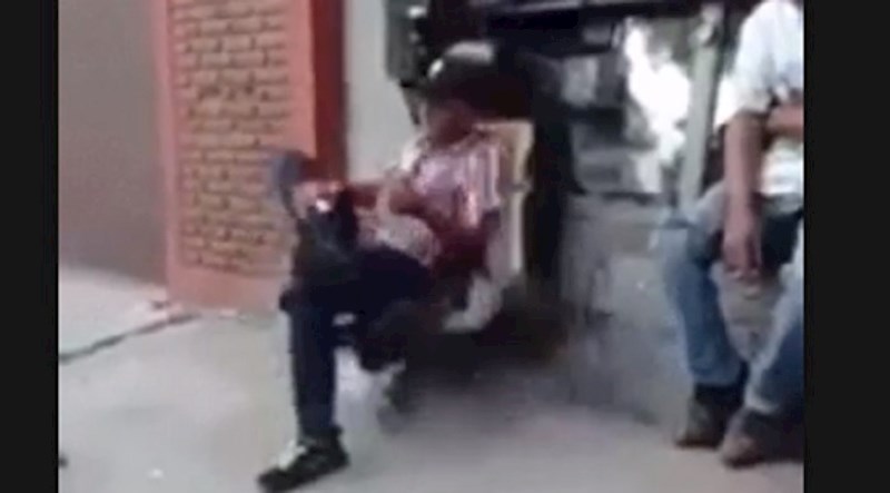 Sjedio je i gledao svoja posla, nije imao pojma što će mu se dogoditi