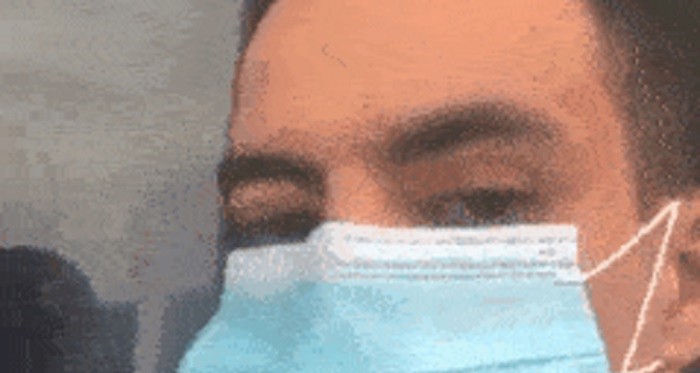 Lik se dosjetio kako jesti dok nosiš masku, glupo ili genijalno?
