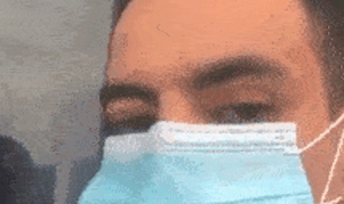 Lik se dosjetio kako jesti dok nosiš masku, glupo ili genijalno?