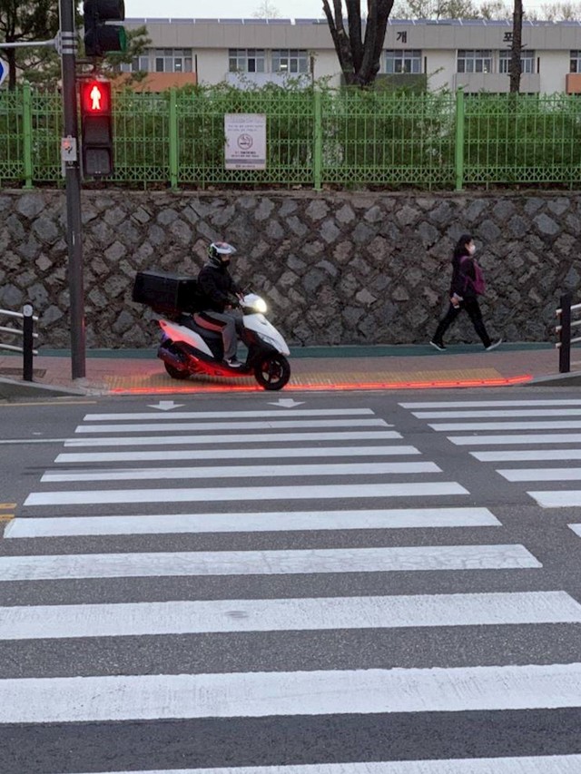U Južnoj Koreji postoje semafori koji imaju svjetla i na podu. Za ljude koji tipkaju na mobtel, naravno