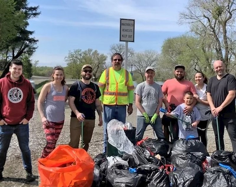 "Preselio sam se u Sacramento i želio sam upoznati nove ljude, pa sam očistio više od 20 vreća smeća s 8 stranaca"