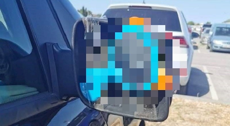 Netko je slikao auto s čudnim retrovizorom - kad nemaš love za novi, dobar je i ovaj