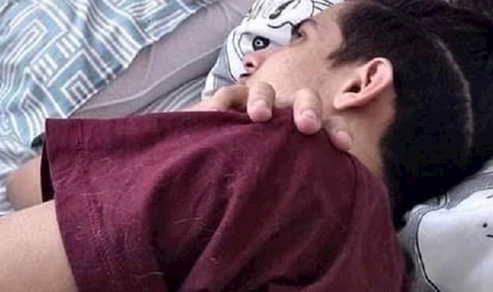 Nije mu se dalo držati mobitel u krevetu, pa je smislio presmiješno rješenje