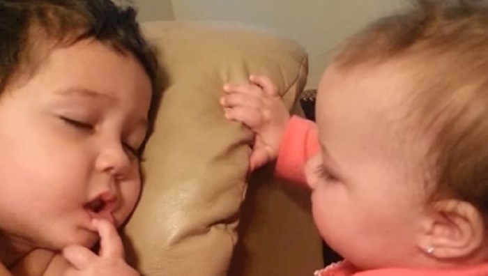 VIDEO Ova slatka bebica pokušava probuditi bracu. Njegova reakcija će vas rastopiti