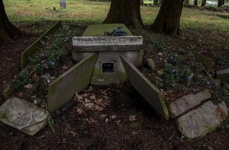 William je ispunio želju svoga sina i  sagradio mu prekrasnu grobnicu s malim prozorom, kako ne bi bio u mraku