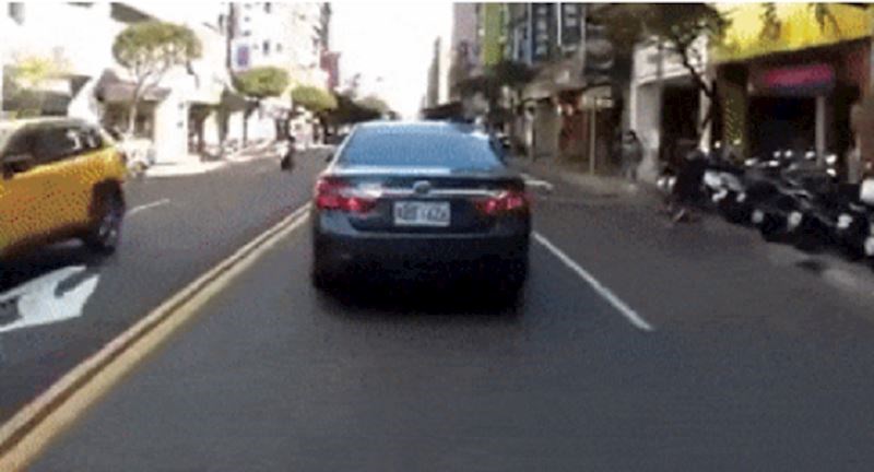 Samo je luda sreća spasila biciklista, pogledajte ovu bizarnu nesreću