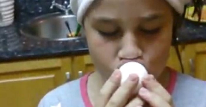 VIDEO Rekao je kćeri da je pravo jaje čokoladno, pogledajte njenu reakciju
