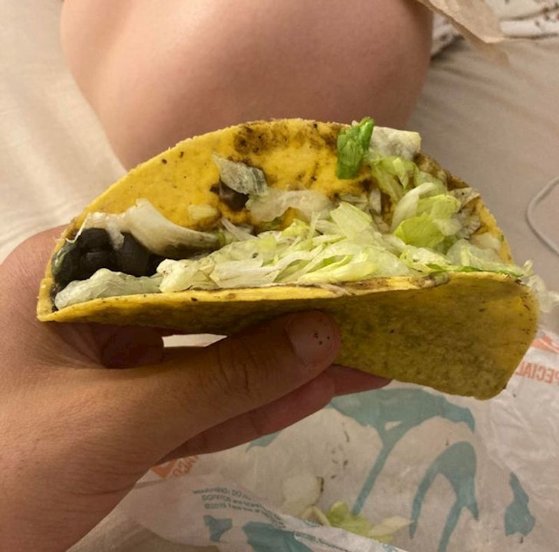 "Moja djevojka je naručila veganski taco i dobila je ovo. Sastoji se od zelene salate i graha"