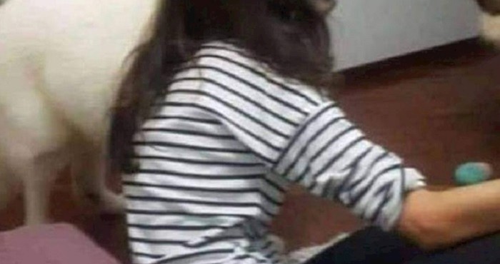 Mama se prilično uplašila kada je ugledala svoju kćer na kauču